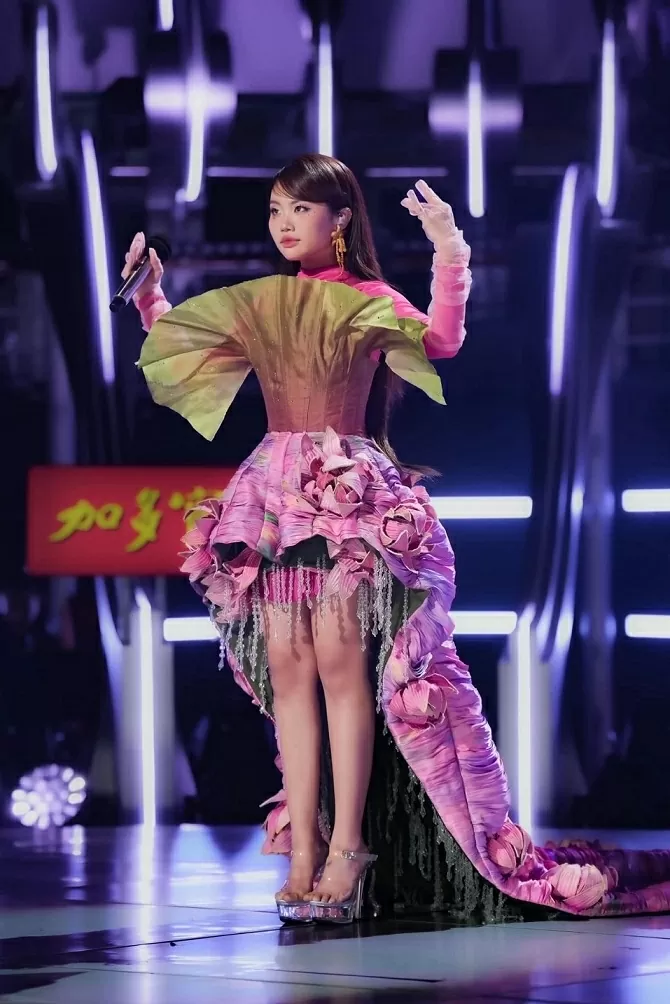 Trang phục đậm văn hóa Việt giúp Phương Mỹ Chi hoàn thiện phong cách trên sân khấu giọng ca châu Á