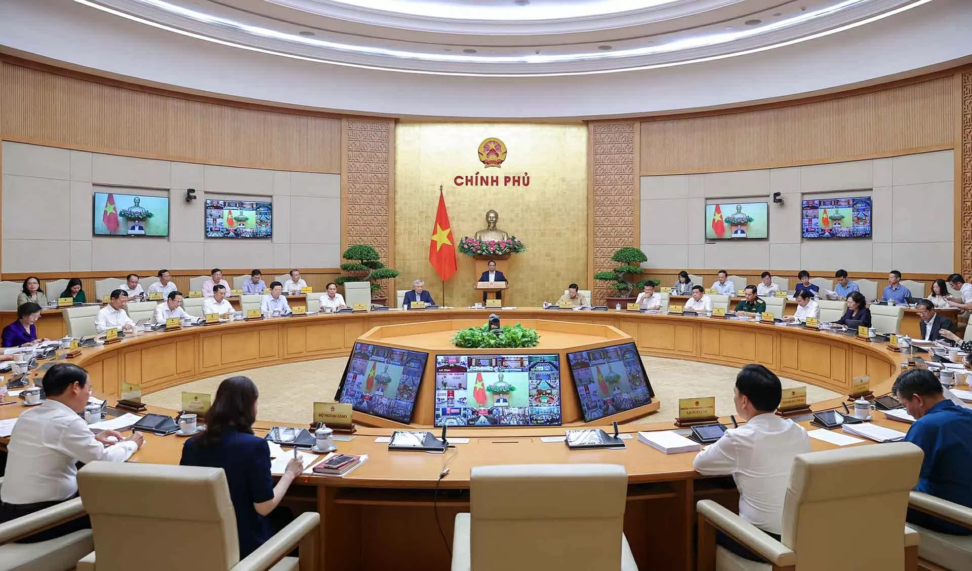 Thủ tướng yêu cầu thực hiện 3 tăng tốc, kiên định mục tiêu tăng trưởng