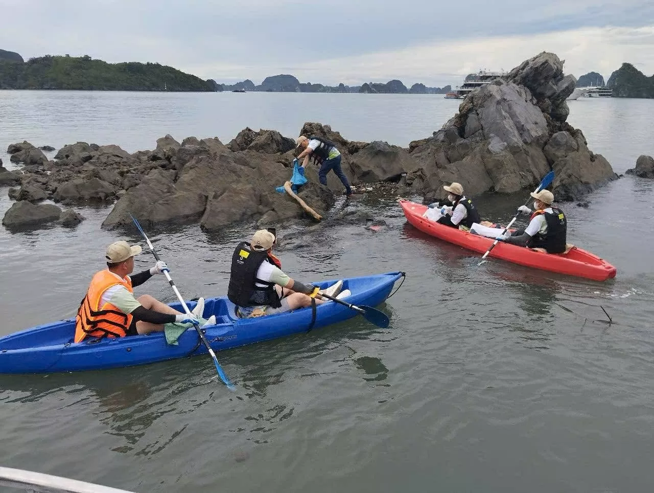 Những người làm đẹp cho Vịnh Lan Hạ Những người làm đẹp cho Vịnh Lan Hạ