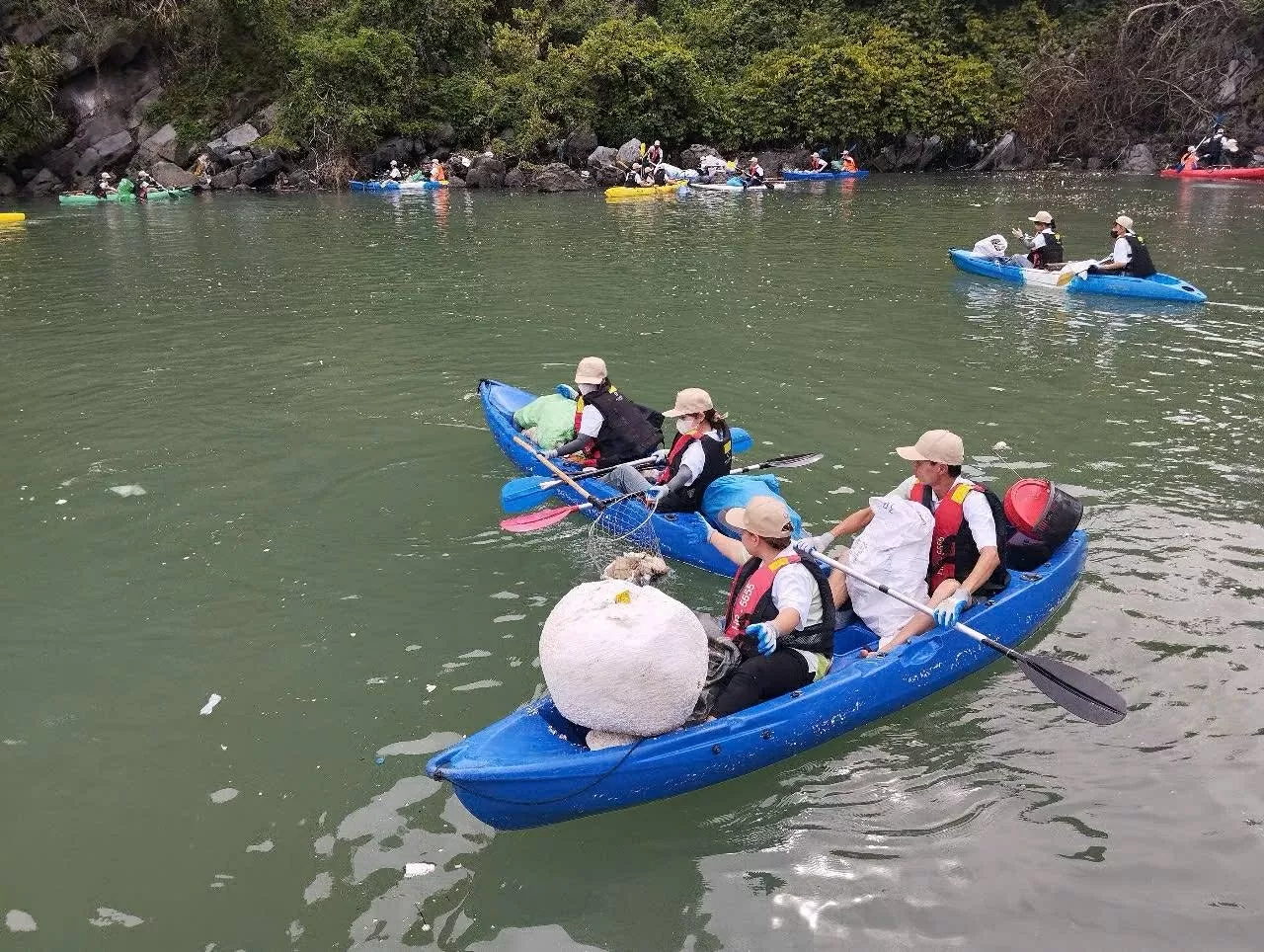 Những người làm đẹp cho Vịnh Lan Hạ Những người làm đẹp cho Vịnh Lan Hạ