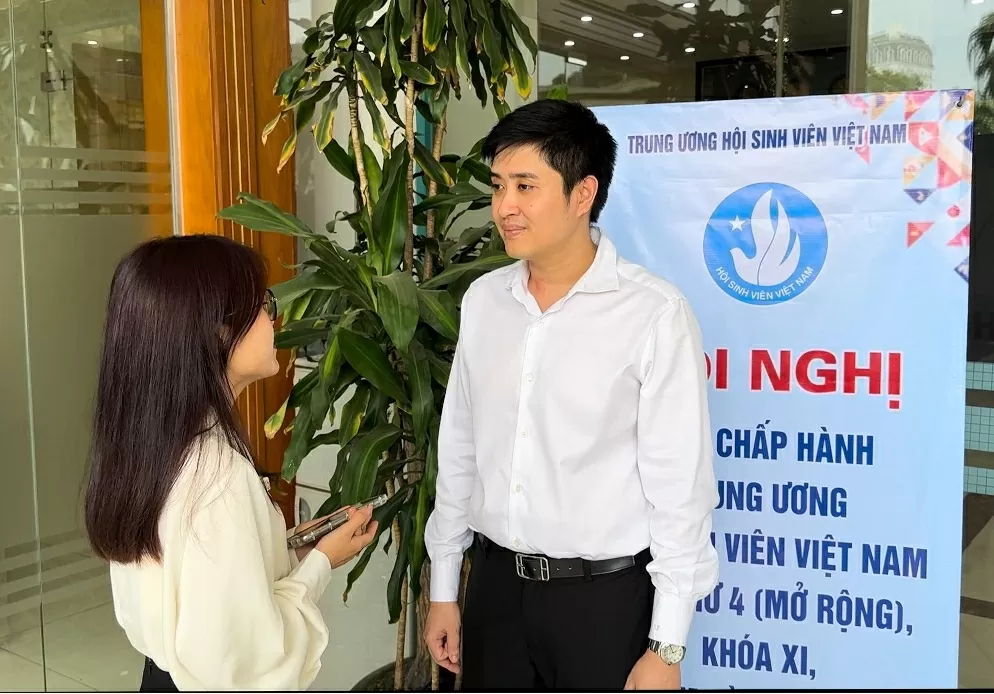 Anh Lâm Tùng - Phó Chủ tịch T.Ư Hội sinh viên Việt Nam chúc mừng và đánh giá cao thành tích cử Hội sinh viên tại Nga trong năm học vừa qua Anh Lâm Tùng - Phó Chủ tịch T.Ư Hội sinh viên Việt Nam chúc mừng và đánh giá cao thành tích cử Hội sinh viên tại Nga trong năm học vừa qua