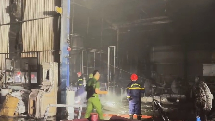 Khống chế thành công đám cháy phức tạp tại kho xưởng