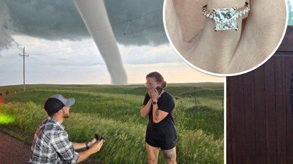 Cầu hôn bạn gái dưới cơn lốc xoáy dữ dội, cao hàng trăm mét