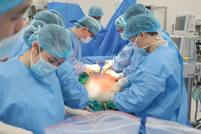 Các bác sĩ thực hiện hoạt động lấy ghép mô tạng. (Nguồn: TTXVN) Các bác sĩ thực hiện hoạt động lấy ghép mô tạng. (Nguồn: TTXVN)