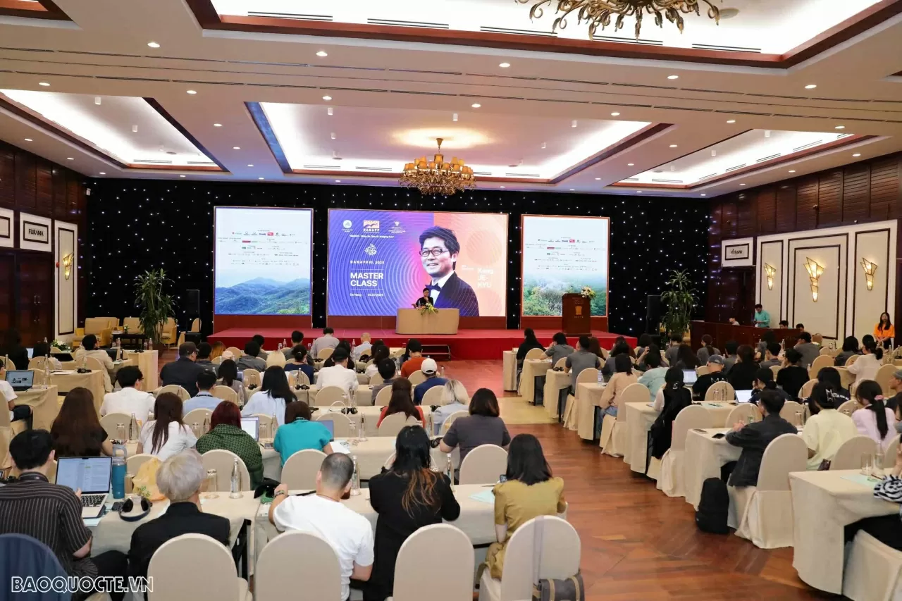 Đạo diễn Kang Je Gyu và hành trình tạo dựng những bộ phim bom tấn của Hàn Quốc Đạo diễn Kang Je Gyu và hành trình tạo dựng những bộ phim bom tấn của Hàn Quốc