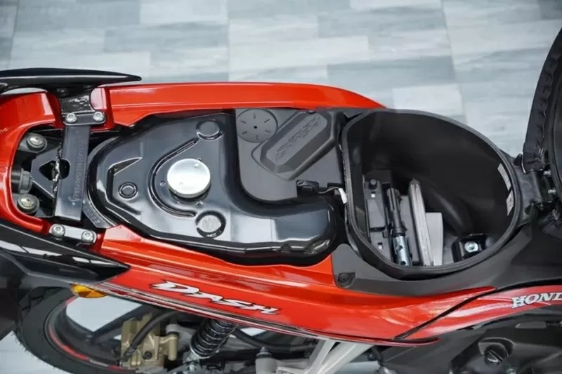 Bình xăng có dung tích 4,2 lít Bình xăng có dung tích 4,2 lít