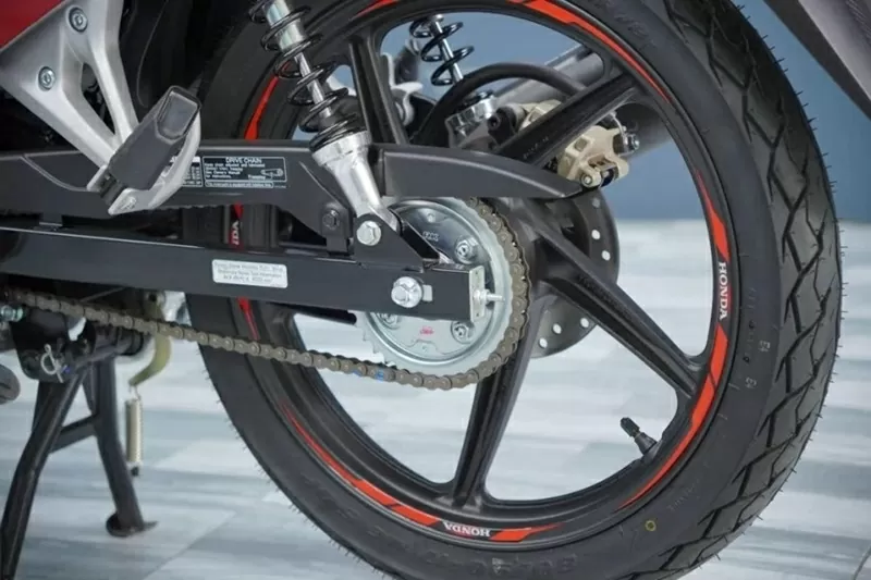 Honda Dash HRC sử dụng mâm đúc đa chấu đường kính 17 inch, đi kèm lốp IRC và nhông xích nhập từ Thái Lan Honda Dash HRC sử dụng mâm đúc đa chấu đường kính 17 inch, đi kèm lốp IRC và nhông xích nhập từ Thái Lan