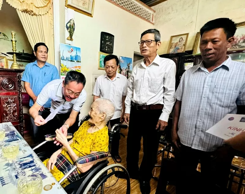 Sở Ngoại vụ đã trao tặng một căn nhà tình nghĩa cho bà Nguyễn Thị Gắt tại Thôn Lâm Lang 3, xã Hiếu Giang, Quảng Trị Sở Ngoại vụ đã trao tặng một căn nhà tình nghĩa cho bà Nguyễn Thị Gắt tại Thôn Lâm Lang 3, xã Hiếu Giang, Quảng Trị