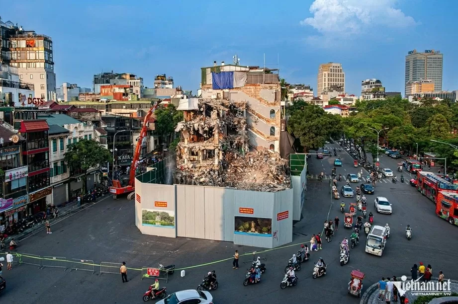 Quang cảnh khu vực Hồ Gươm và quảng trường Đông Kinh Nghĩa Thục đang trở nên khác lạ khi tòa nhà Hàm cá mập được phá dỡ nhiều phần. Quang cảnh khu vực Hồ Gươm và quảng trường Đông Kinh Nghĩa Thục đang trở nên khác lạ khi tòa nhà Hàm cá mập được phá dỡ nhiều phần.