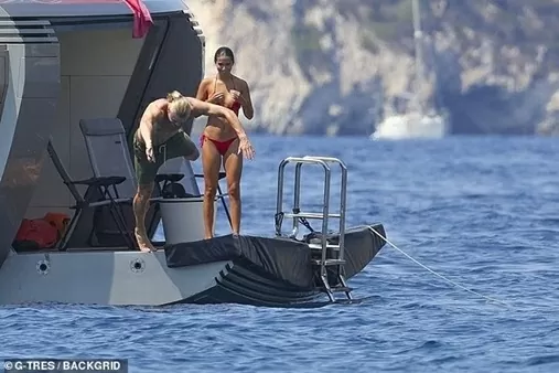 Dáng vóc sau sinh nuột nà 'khó tin' của bạn gái Haaland Dáng vóc sau sinh nuột nà 'khó tin' của bạn gái Haaland