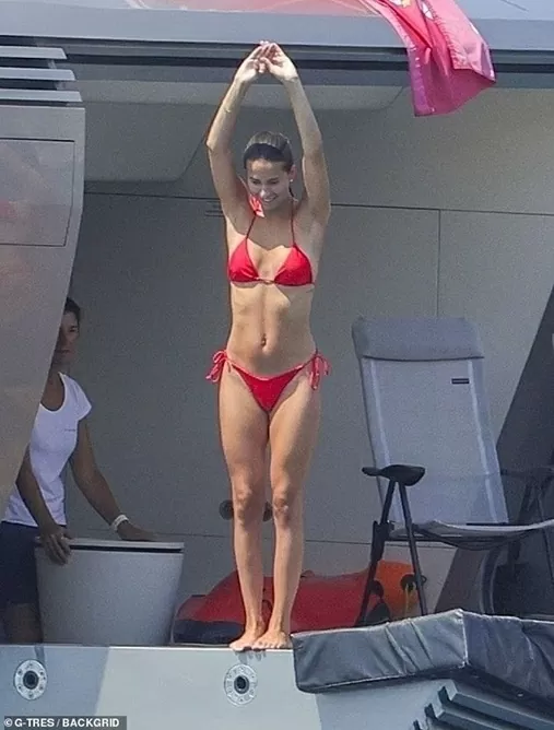 Dáng vóc sau sinh nuột nà 'khó tin' của bạn gái Haaland Dáng vóc sau sinh nuột nà 'khó tin' của bạn gái Haaland