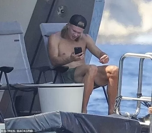 Dáng vóc sau sinh nuột nà 'khó tin' của bạn gái Haaland Dáng vóc sau sinh nuột nà 'khó tin' của bạn gái Haaland