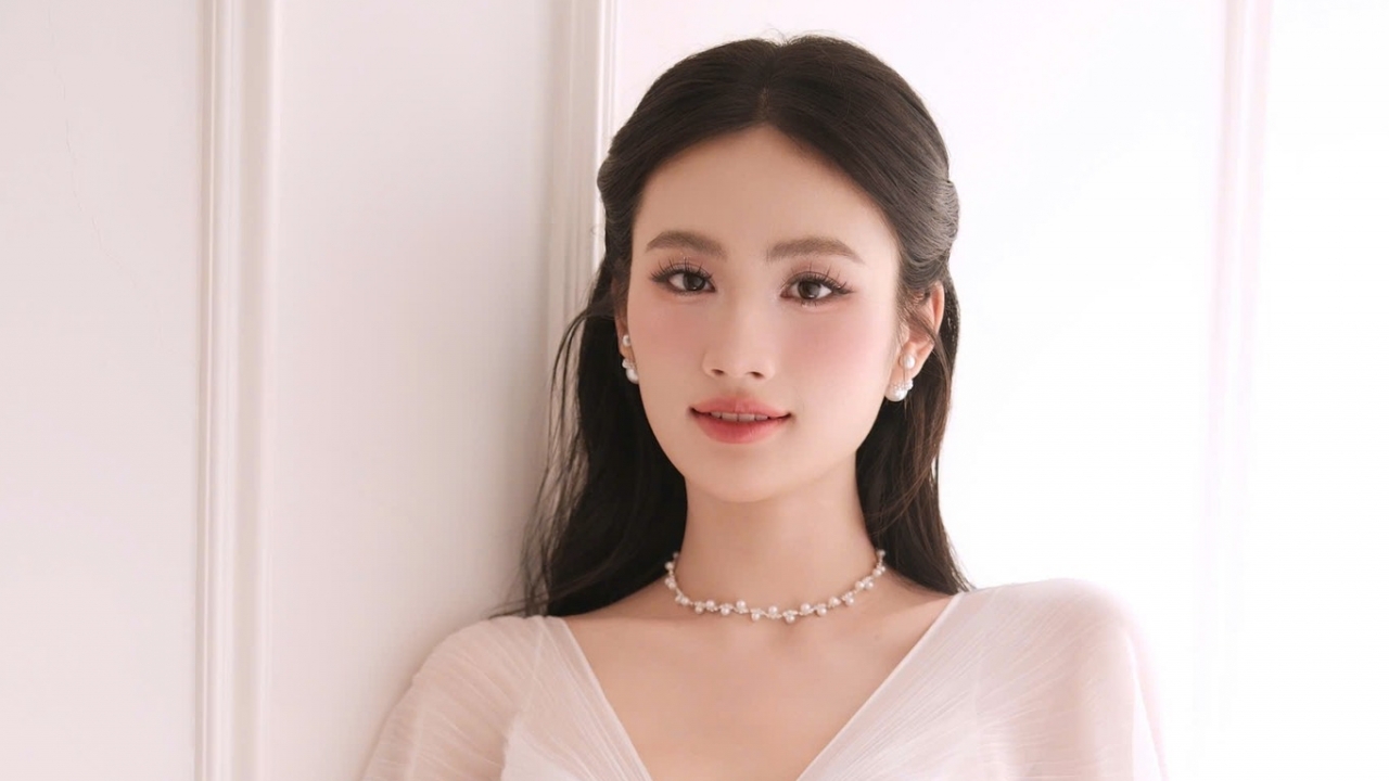 Hoa hậu Huỳnh Trần Ý Nhi thăng hạng nhan sắc sau 2 năm đăng quang