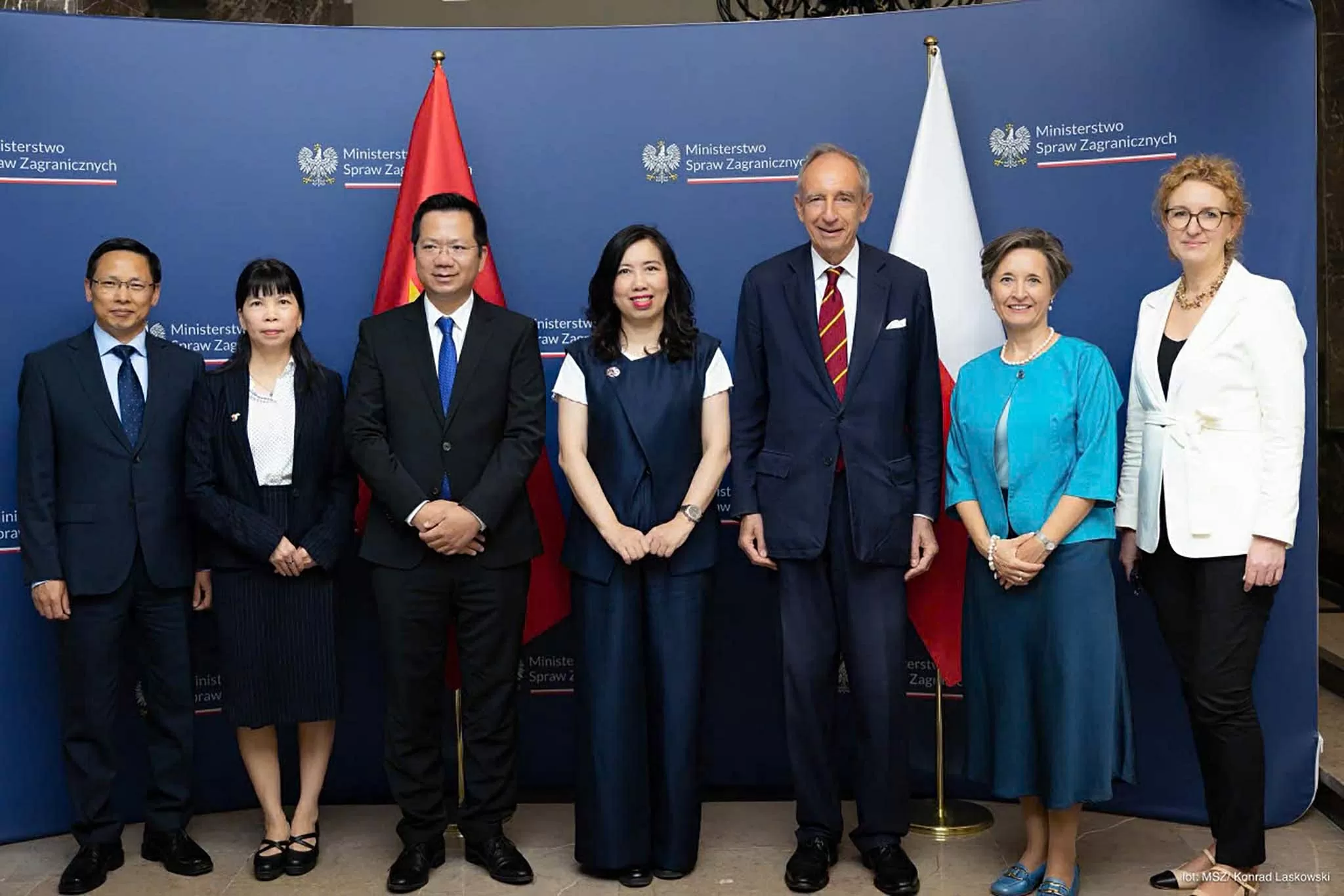 Việt Nam luôn coi trọng và mong muốn tăng cường hợp tác nhiều mặt với Ba Lan Việt Nam luôn coi trọng và mong muốn tăng cường hợp tác nhiều mặt với Ba Lan