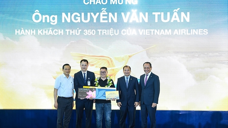 Vietnam Airlines đón hành khách thứ 350 triệu sau 30 năm thành lập