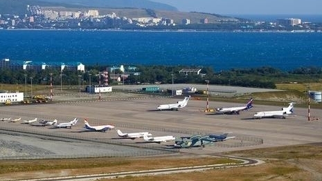 Nga siết chặt kiểm soát người nước ngoài, khôi phục hoạt động một sân bay gần Ukraine