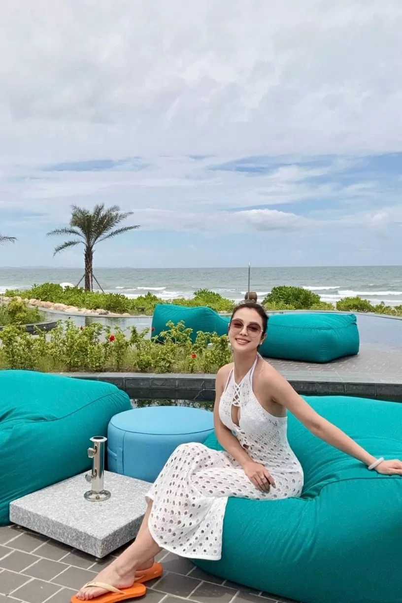 Trong loạt ảnh hé lộ riêng, Hoa hậu Jennifer Phạm mix váy lưới cùng bikini màu đồng điệu. Trong loạt ảnh hé lộ riêng, Hoa hậu Jennifer Phạm mix váy lưới cùng bikini màu đồng điệu.