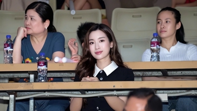 Hoa hậu Đỗ Mỹ Linh thanh lịch theo dõi Lễ khai mạc giải bóng đá Công an, cảnh sát ASEAN mở rộng 2025