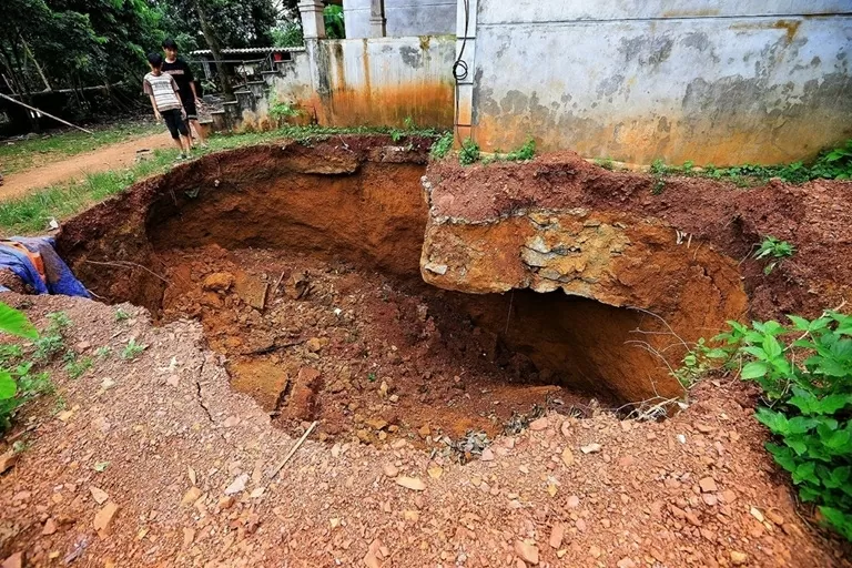 Phú Thọ: Nhà người dân sụt lở nghiêm trọng Phú Thọ: Nhà người dân sụt lở nghiêm trọng