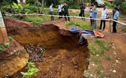 Phú Thọ: Kiểm tra, thăm hỏi, động viên hộ gia đình có hố sụt lún tiềm ẩn nhiều nguy hiểm phần móng ngôi nhà kiên cố