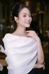 Sao Việt: Diễn viên Việt Hoa đăng ảnh kín đáo vẫn cuốn hút