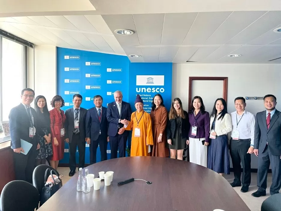 Thứ trưởng Thường trực, Chủ tịch Ủy ban Quốc gia UNESCO Việt Nam Nguyễn Minh Vũ trao đổi với Giáo sư Nikolay Nenov (Bulgaria), Chủ tịch Kỳ họp lần thứ 47 của Uỷ ban Di sản thế giới.  