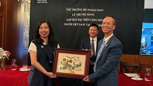 Thứ trưởng Bộ Ngoại giao Lê Thị Thu Hằng gặp gỡ, tri ân các thế hệ kiều bào tại Đan Mạch và Thụy Điển