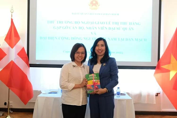 Thứ trưởng Bộ Ngoại giao Lê Thị Thu Hằng gặp gỡ, tri ân các thế hệ kiều bào tại Đan Mạch và Thụy Điển Thứ trưởng Bộ Ngoại giao Lê Thị Thu Hằng gặp gỡ, tri ân các thế hệ kiều bào tại Đan Mạch và Thụy Điển