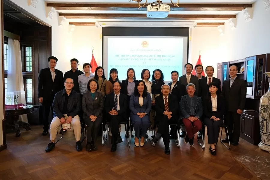 Thứ trưởng Bộ Ngoại giao Lê Thị Thu Hằng gặp gỡ, tri ân các thế hệ kiều bào tại Đan Mạch và Thụy Điển Thứ trưởng Bộ Ngoại giao Lê Thị Thu Hằng gặp gỡ, tri ân các thế hệ kiều bào tại Đan Mạch và Thụy Điển