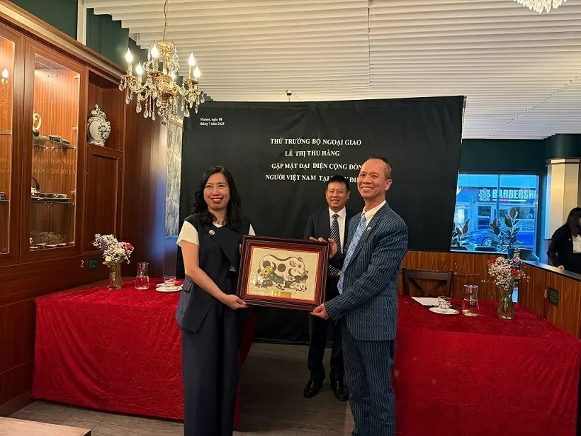 Thứ trưởng Bộ Ngoại giao Lê Thị Thu Hằng gặp gỡ, tri ân các thế hệ kiều bào tại Đan Mạch và Thụy Điển Thứ trưởng Bộ Ngoại giao Lê Thị Thu Hằng gặp gỡ, tri ân các thế hệ kiều bào tại Đan Mạch và Thụy Điển