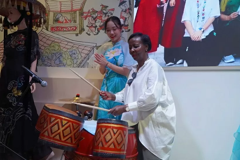 Tổng thư ký OIF ấn tượng với các hoạt động tôn vinh Pháp ngữ của Nhà triển lãm Việt Nam tại EXPO 2025 Tổng thư ký OIF ấn tượng với các hoạt động tôn vinh Pháp ngữ của Nhà triển lãm Việt Nam tại EXPO 2025