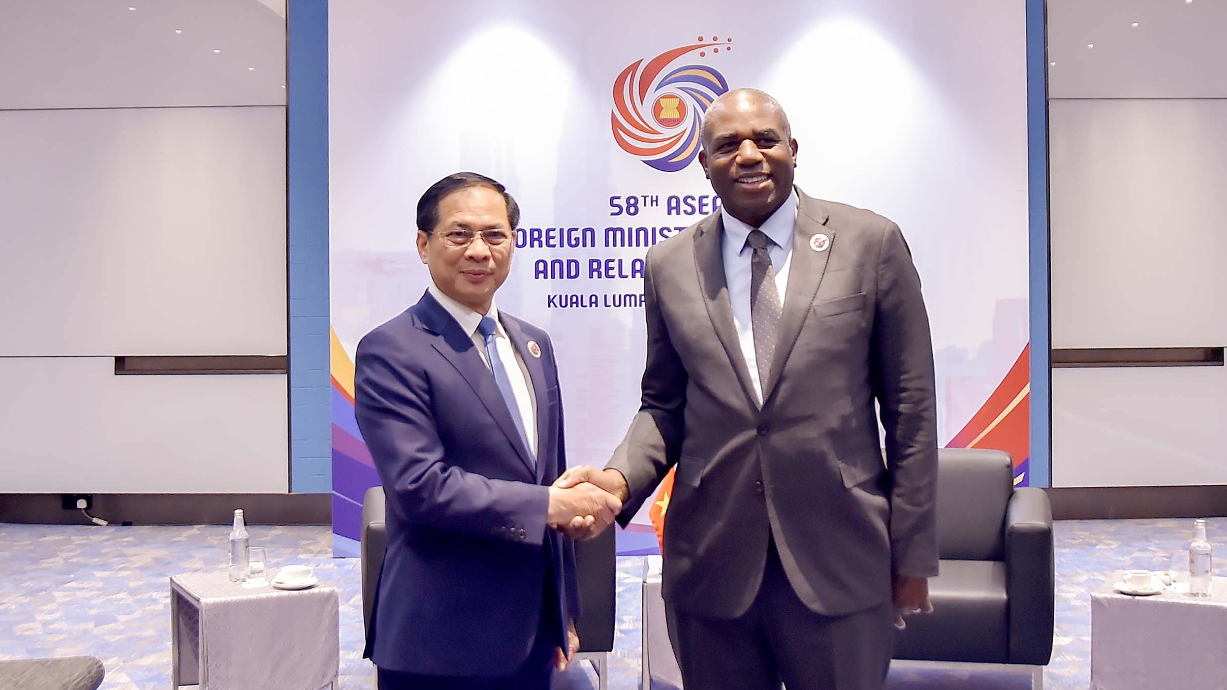 Phó Thủ tướng, Bộ trưởng Ngoại giao Bùi Thanh Sơn gặp Ngoại trưởng Vương quốc Anh bên lề AMM-58