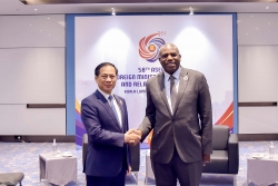 Phó Thủ tướng, Bộ trưởng Ngoại giao Bùi Thanh Sơn gặp Ngoại trưởng Vương quốc Anh bên lề AMM-58