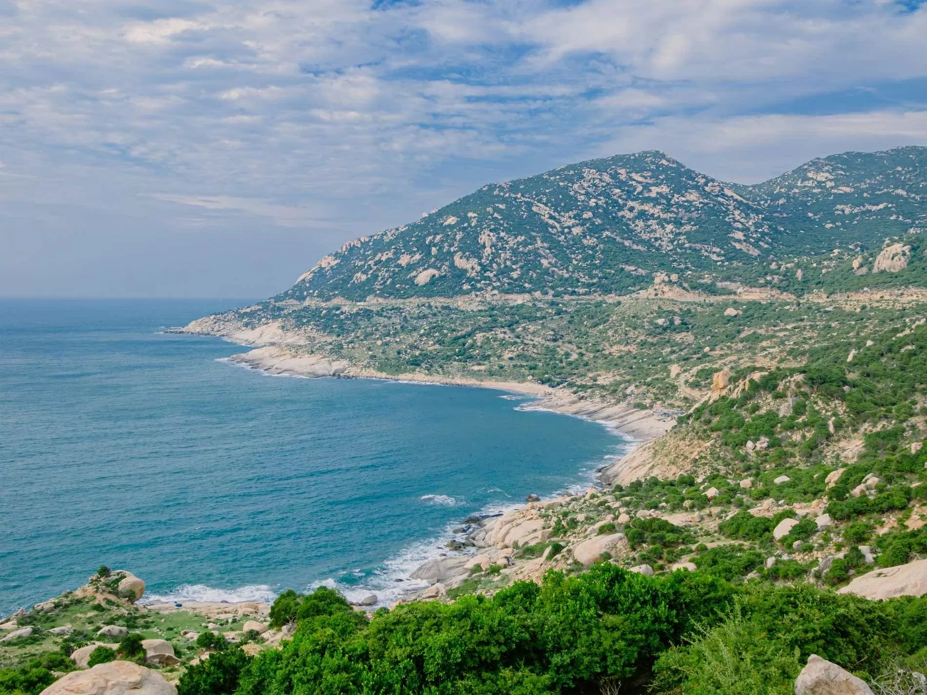 Bãi biển hoang sơ ở miền Trung giúp bạn trốn nóng Hè này