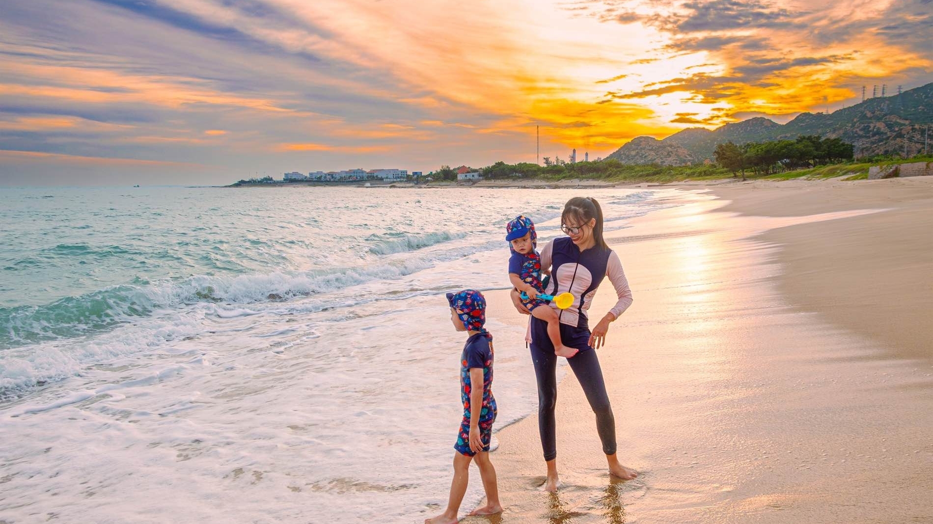 Bãi biển hoang sơ ở miền Trung giúp bạn trốn nóng Hè này