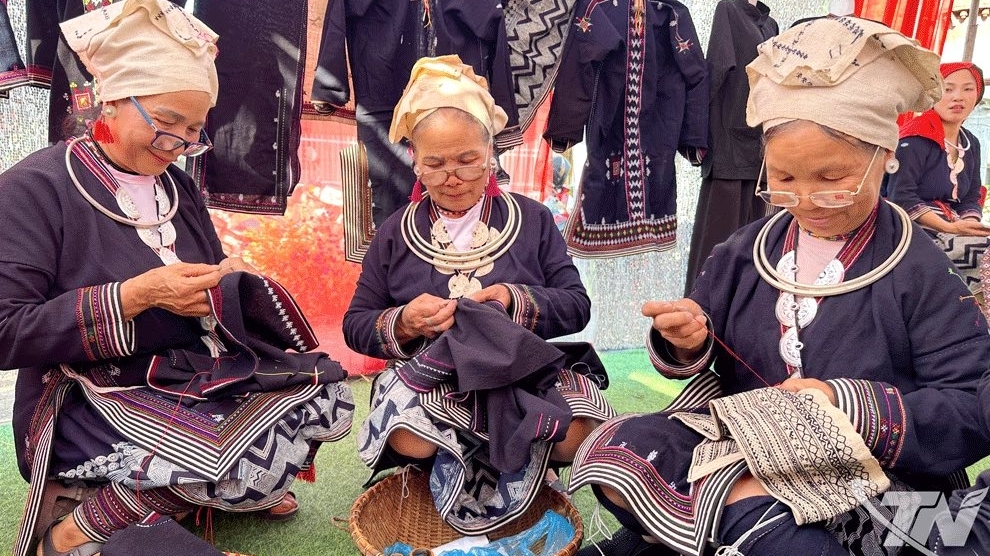 Gìn giữ trang phục truyền thống dân tộc Dao Tiền ở Bản Bung, Thái Nguyên