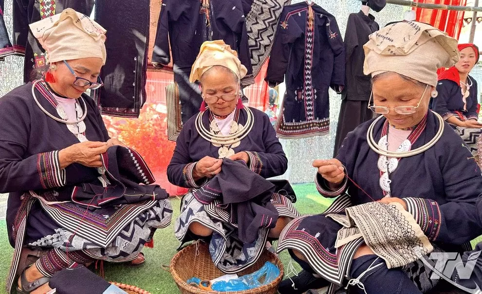 Gìn giữ trang phục truyền thống dân tộc Dao Tiền ở Bản Bung, Thái Nguyên Gìn giữ trang phục truyền thống dân tộc Dao Tiền ở Bản Bung, Thái Nguyên