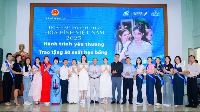 Hoa hậu Doanh nhân hòa bình Việt Nam chắp cánh giấc mơ cho học sinh nghèo
