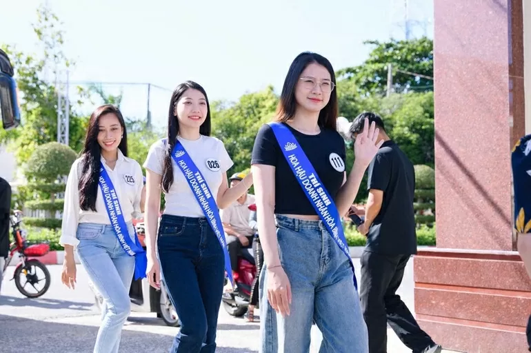 Hoa hậu Doanh nhân Hòa bình Việt Nam chắp cánh giấc mơ cho học sinh nghèo Hoa hậu Doanh nhân Hòa bình Việt Nam chắp cánh giấc mơ cho học sinh nghèo