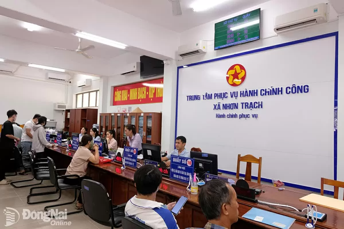 Người dân đến Trung tâm Phục vụ hành chính công xã Nhơn Trạch để thực hiện thủ tục hành chính. Người dân đến Trung tâm Phục vụ hành chính công xã Nhơn Trạch để thực hiện thủ tục hành chính.