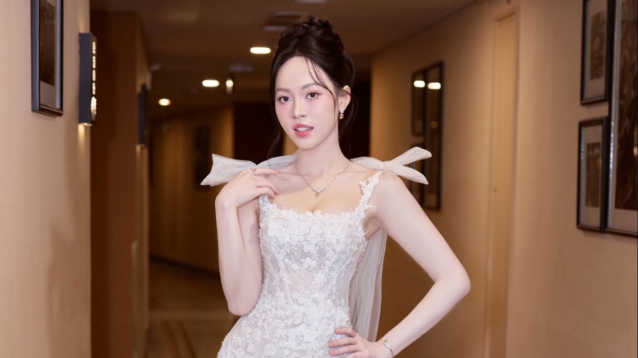 Á hậu Trịnh Thùy Linh chuộng các thiết kế đầm tôn dáng, khoe chân dài miên man