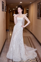 Á hậu Trịnh Thùy Linh chuộng các thiết kế đầm tôn dáng, khoe chân dài miên man