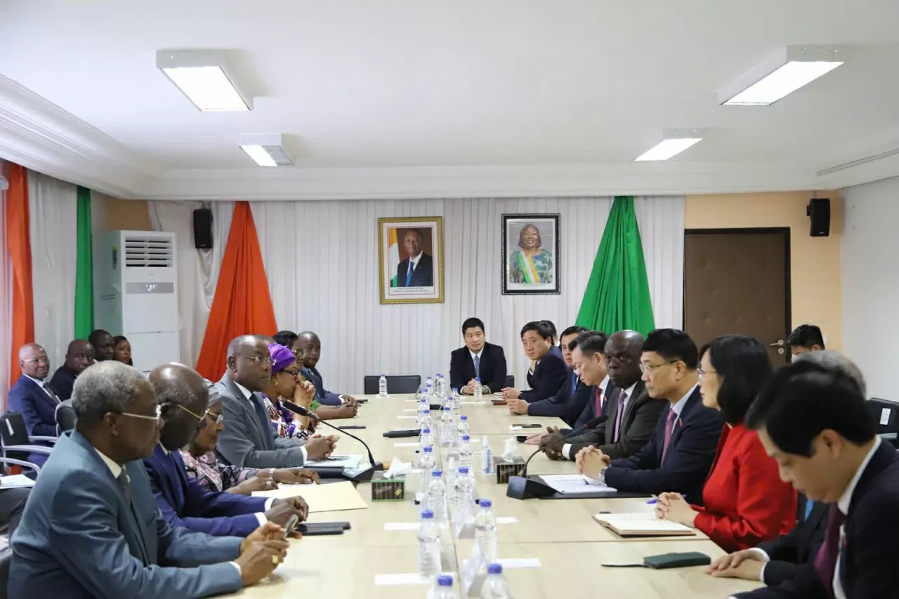 Phó Chủ tịch Quốc hội Vũ Hồng Thanh hội đàm với Phó Chủ tịch Quốc hội và hội kiến lãnh đạo cấp cao Bờ Biển Ng