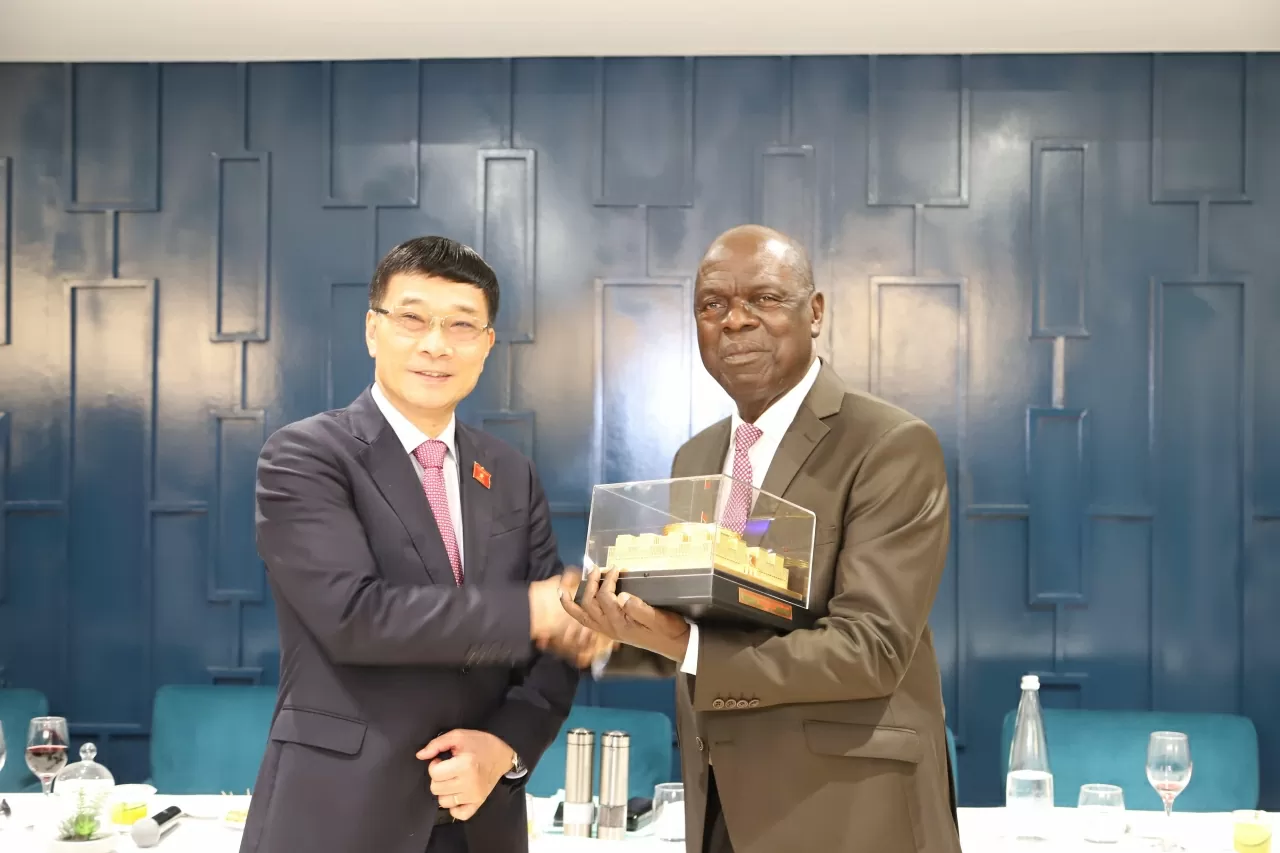 Phó Chủ tịch Quốc hội Vũ Hồng Thanh hội đàm với Phó Chủ tịch Quốc hội Bờ Biển Ngà