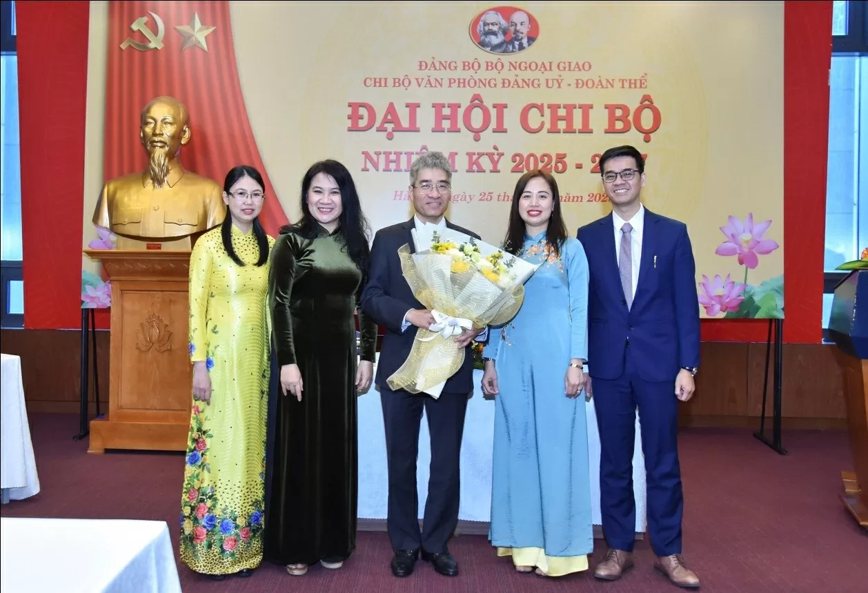 Chi bộ văn phòng đảng uỷ - đoàn thể chủ động, tích cực trong công tác tham mưu, góp phần vào thành công đại hội đại biểu đảng bộ bộ ngoại giao Chi bộ văn phòng đảng uỷ - đoàn thể chủ động, tích cực trong công tác tham mưu, góp phần vào thành công đại hội đại biểu đảng bộ bộ ngoại giao