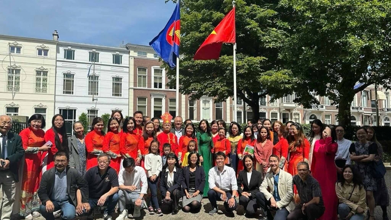 Thứ trưởng Bộ Ngoại giao Lê Thị Thu Hằng gặp gỡ cộng đồng người Việt tại Hà Lan