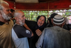 Quân đội Israel công bố đoạn phim binh sĩ Palestine tấn công xe tăng, không kích đẫm máu ở điểm phân phối nước tại Gaza