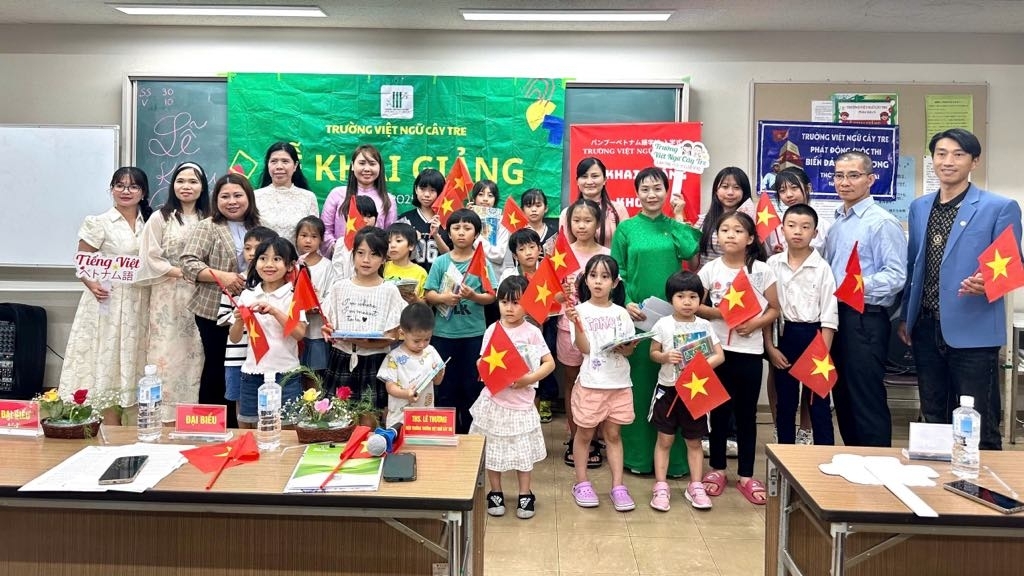 Khai giảng trạm trường giảng dạy tiếng Việt tại thành phố Sakai