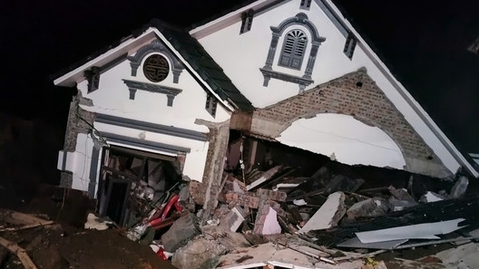 Lào Cai: Sạt lở đất, sập nhà trong đêm, 5 người thương vong