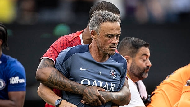Luis Enrique tát Pedro trong vụ ẩu đả giữa PSG và Chelsea
